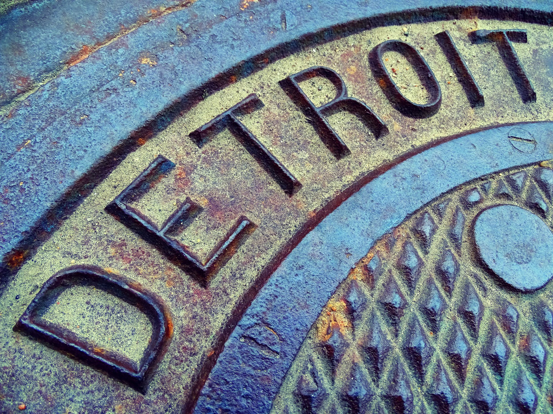 a manhole cover with the word detroit on it